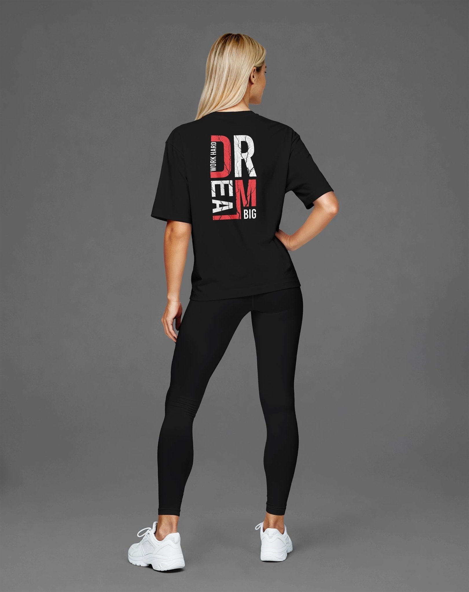 Schwarzes Oversized Gym Shirt für Damen mit „Work Hard Dream Big“-Print auf der Rückseite.