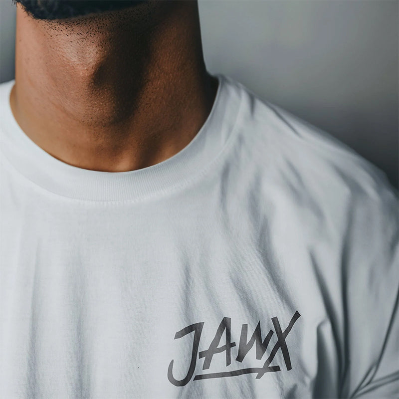 Weißes JAWX Streetwear Premium Shirt mit Brustschriftzug – Oversized Style mit Haltung und Qualität