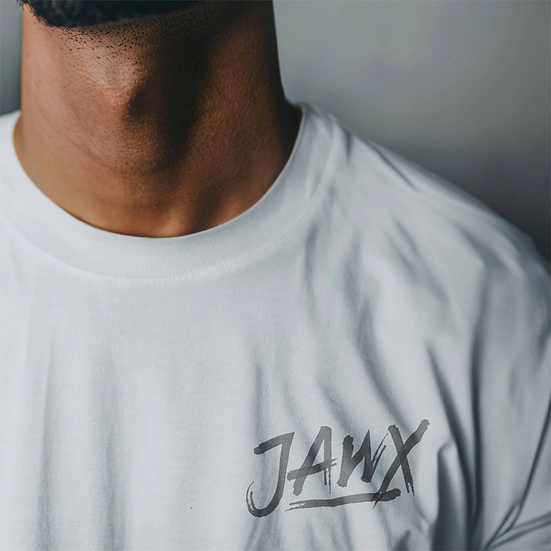 Weißes JAWX Urban Classics Shirt mit Brustschriftzug – cleanes Oversized Streetwear Design für den Alltag